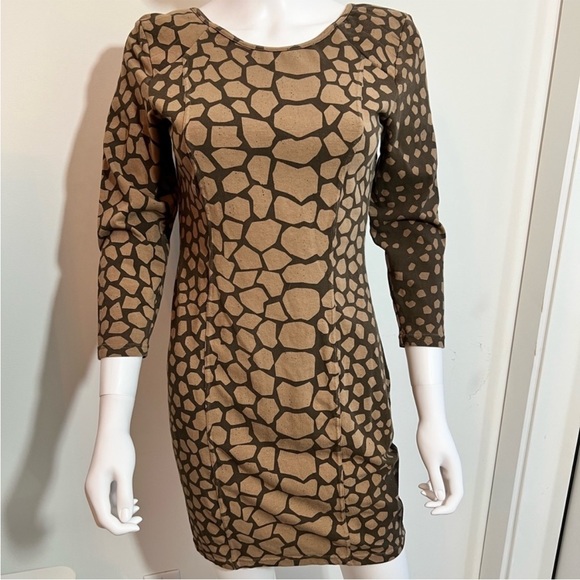WILFRED | Giraffe Print Body Con Mini Dress with Light Shoulder Pads - Picture 3 of 4